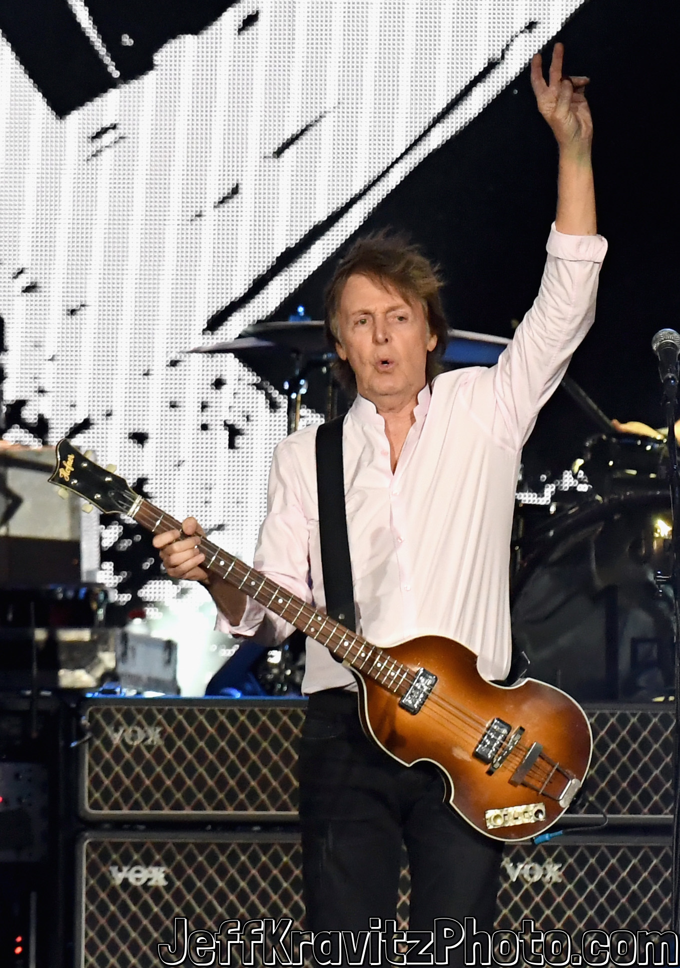 Paul McCartney's Last Minute Bar Show Last Night Looked Amazingly Cool