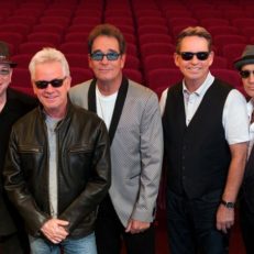 Huey Lewis Cancels All 2018 Tour Dates, Describes Battle with Hearing Loss