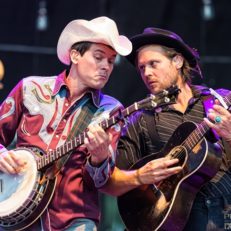 Watch Old Crow Medicine Show Cover Phish’s “Bouncing Around the Room” in Vermont