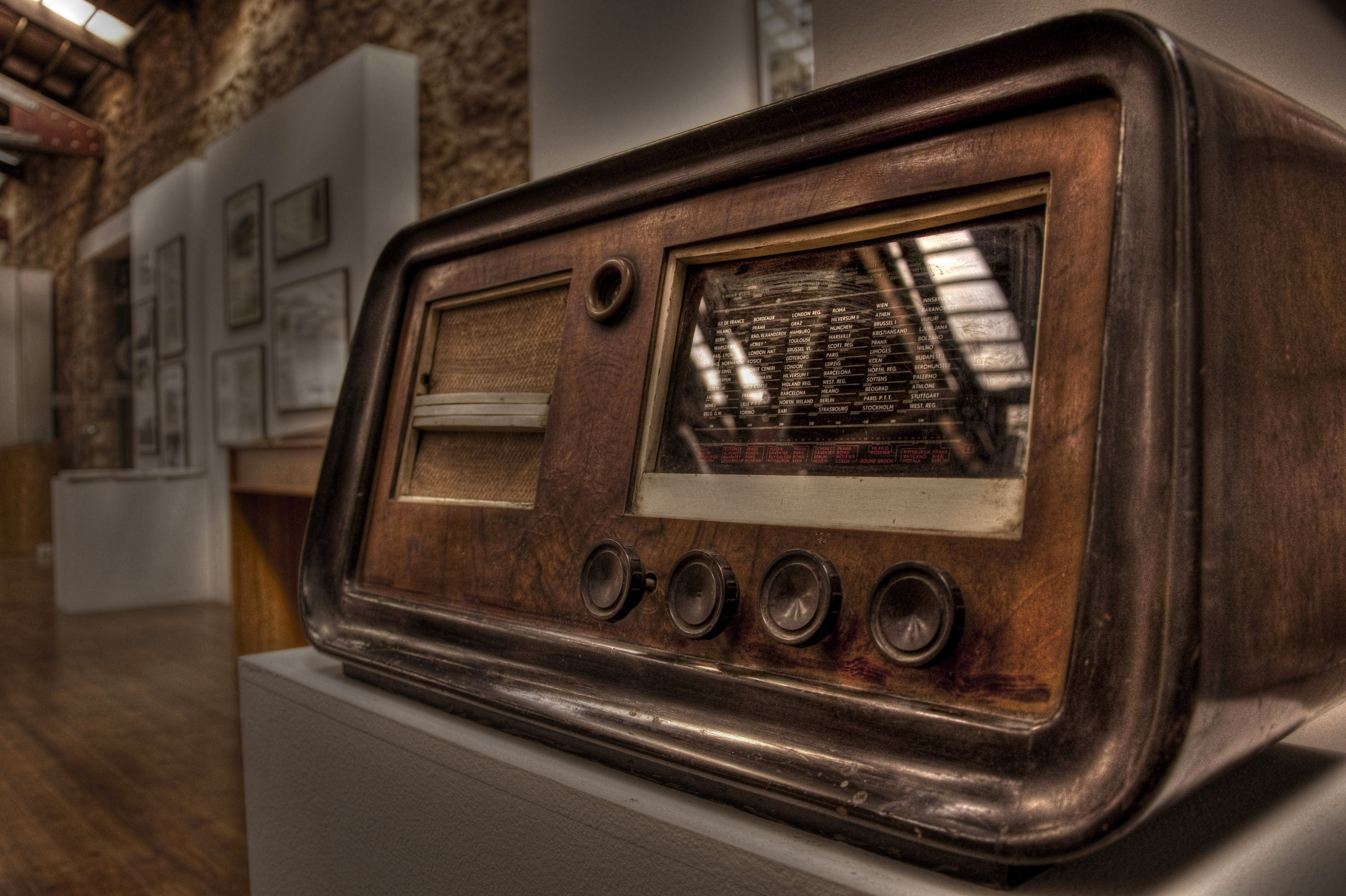 Старое радио послушаем. Радиоприемник в стиле ретро. Радиоприемник в интерьере. Ретро радиоприемник арт. Ретро радиоприемник в интерьере.