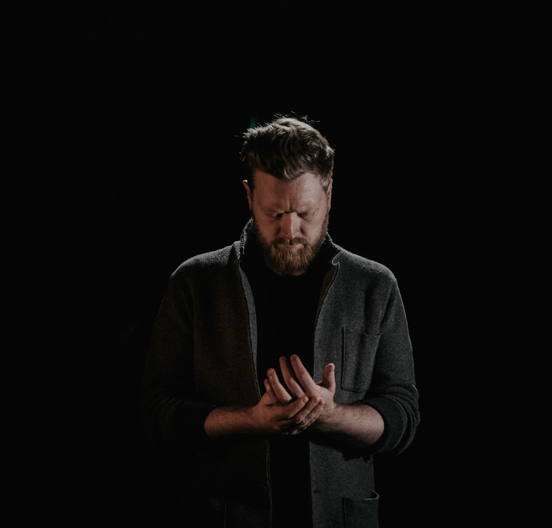Video Premiere: Gareth Dunlop Shares Live Performance of “Sorrow”
