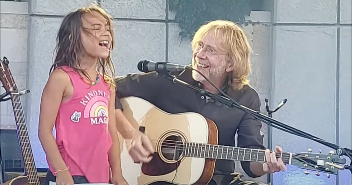 Trey Anastasio Invites 7-Year-Old Fan on Stage to Sing “Bug” in Grand Rapids