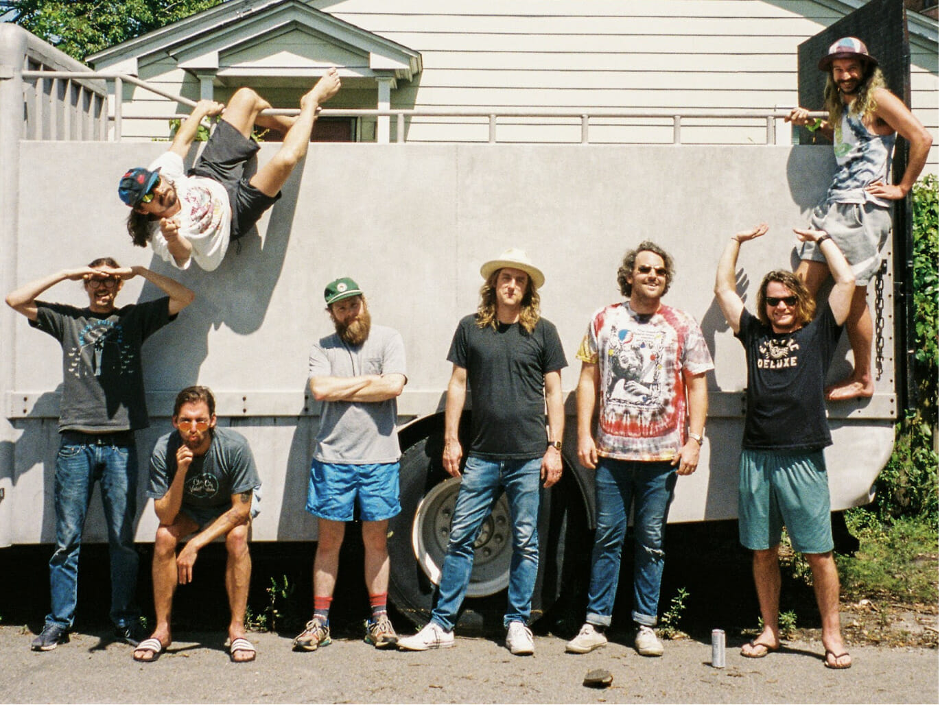 Futurebirds and Carl Broemel Share “Buffet Days” off Upcoming EP ‘Bloomin’ Too’ Futurebirds and Carl Broemel Share “Buffet Days” off Upcoming EP ‘Bloomin’ Too’