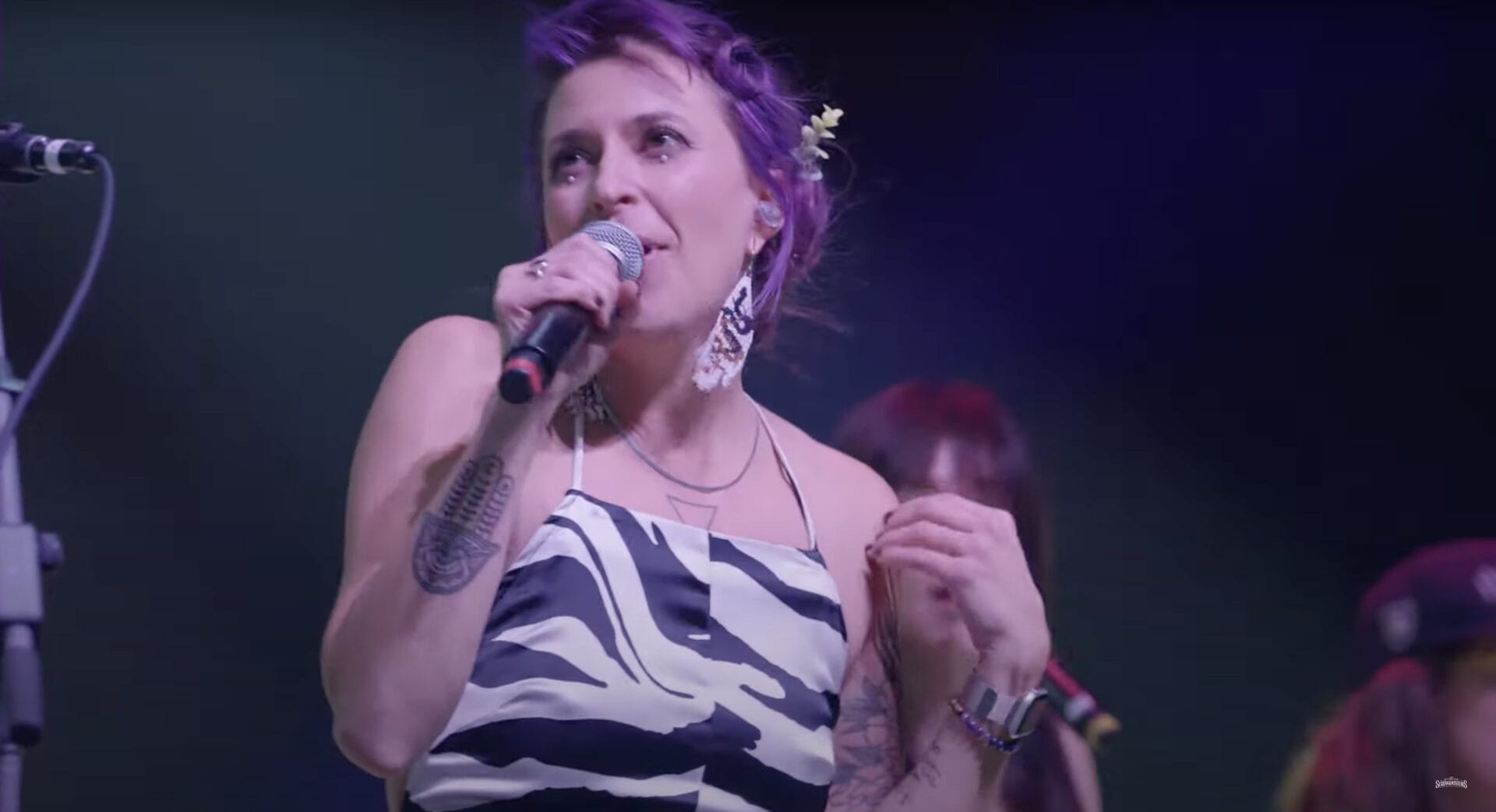 Watch: Lindsay Lou Joins The Infamous Stringdusters for “Respect” Cover in Denver