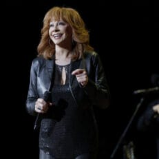 Watch: Reba McEntire and Post Malone Pay Tribute to Dickey Betts with Impromptu First Verse of “Ramblin’ Man”