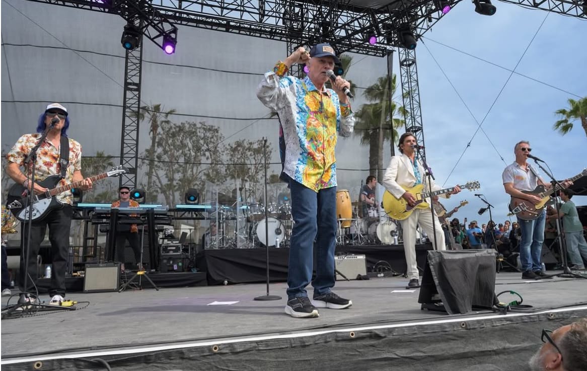 “Brother in Music”: The Beach Boys’ Mike Love Pays Tribute to Brian Wilson at Songwriters Hall of Fame Gala in New York “Brother in Music”: The Beach Boys’ Mike Love Pays Tribute to Brian Wilson at Songwriters Hall of Fame Gala in New York