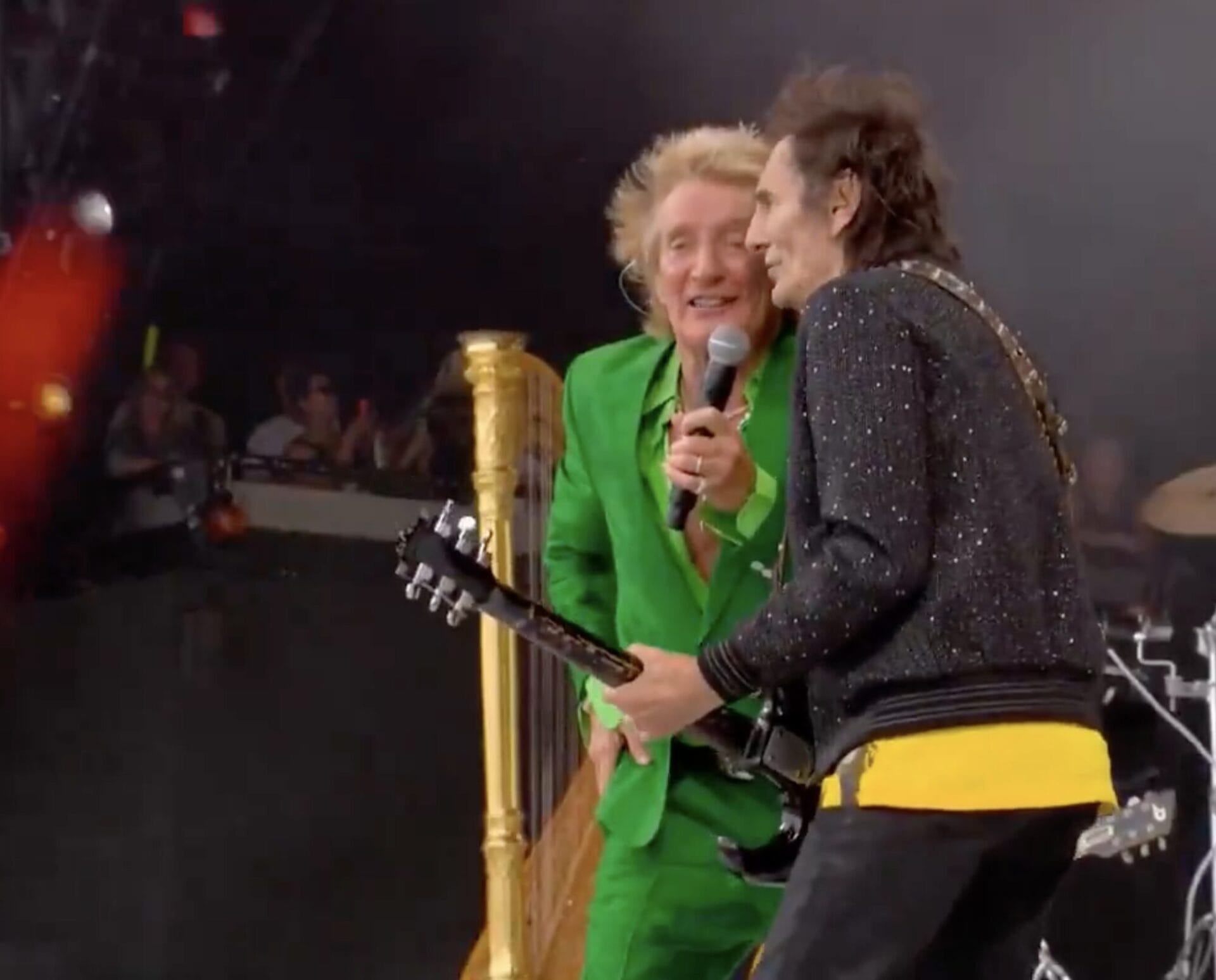 Ronnie Wood Joins Rod Stewart for “Stay with Me” in Glastonbury Legends Slot Ronnie Wood Joins Rod Stewart for “Stay with Me” in Glastonbury Legends Slot