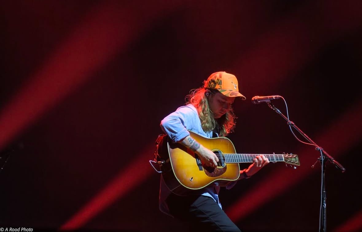 Billy Strings Arrives in Europe, Performs Initial Concerts in Oslo and Copenhagen 