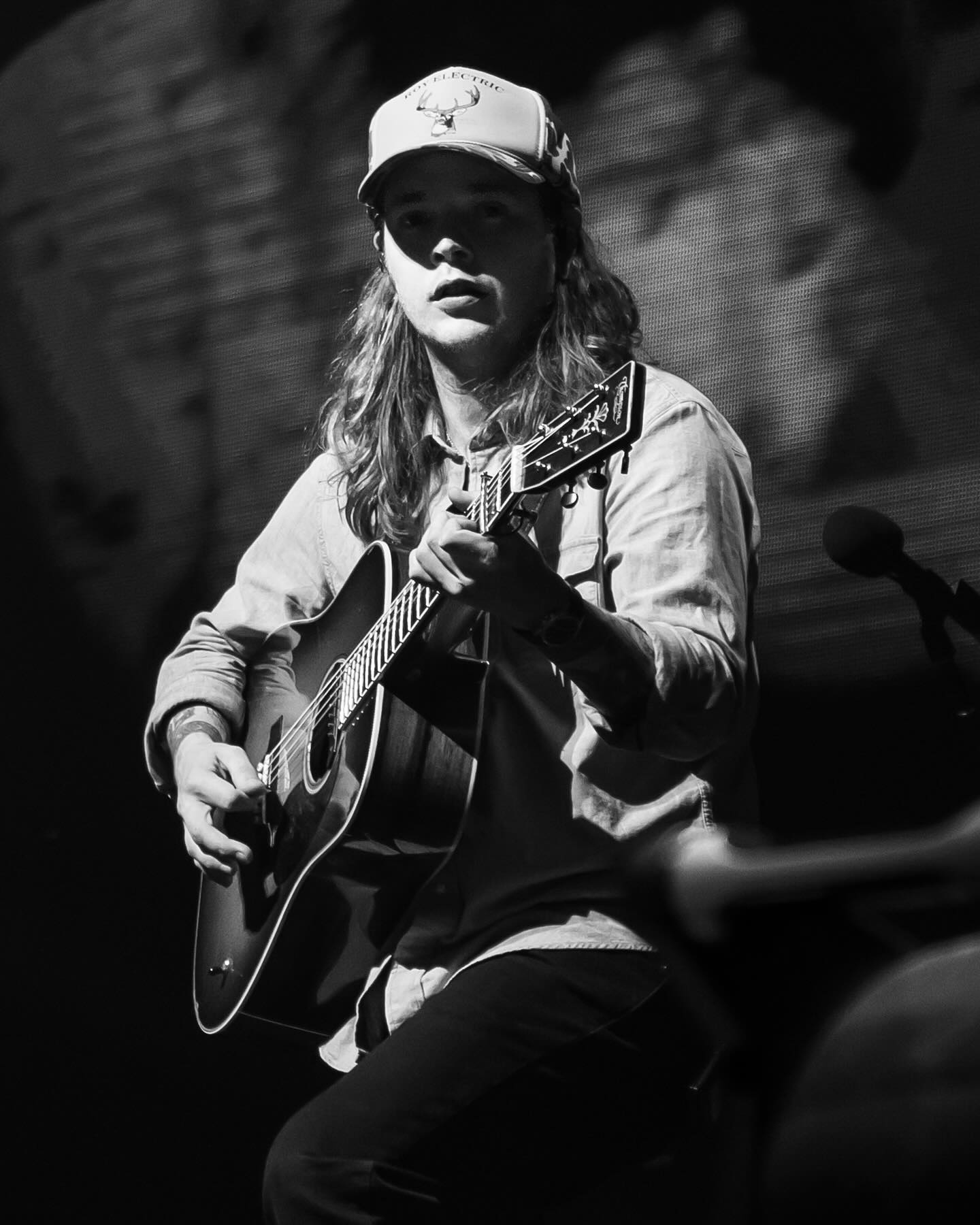 Billy Strings Pays Homage to Late Singer-Songwriter Todd Snider, Debuts “Play a Train Song” in Newark 