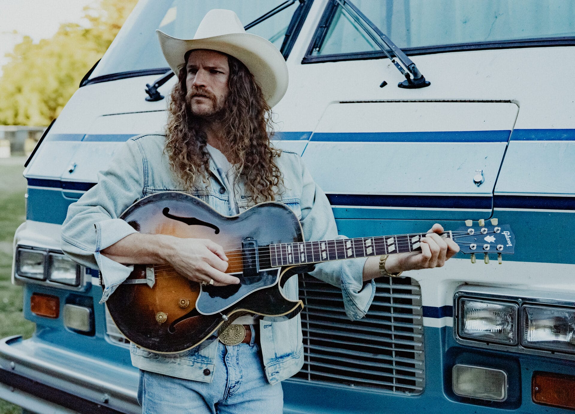 Premiere: Andy Thomas Introduces Himself as the ‘Highway Junkie’